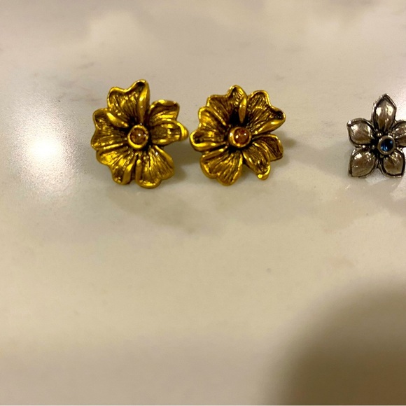 Elegant Floral Gold and Silver Earrings Set - Picture 2 of 4